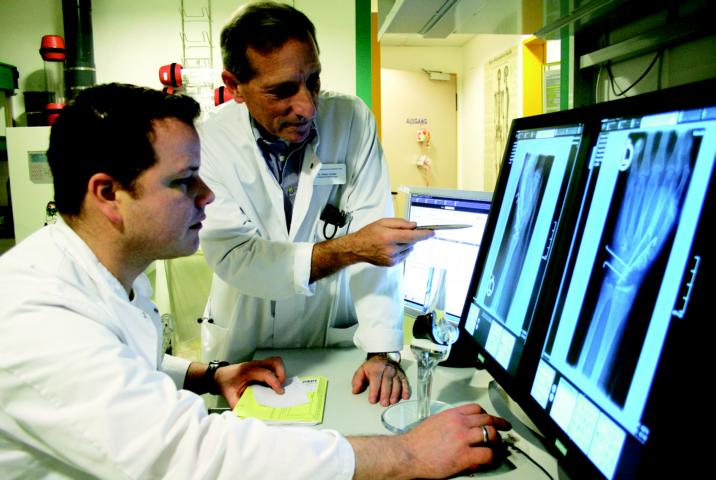 Dr. Schäfer und Dr. Franz, Orthopäden in den Kreiskrankenhäusern Gummersbach und Waldbröl, informieren über die Therapie bei Arthrose. (Foto: Klinikum Oberberg)