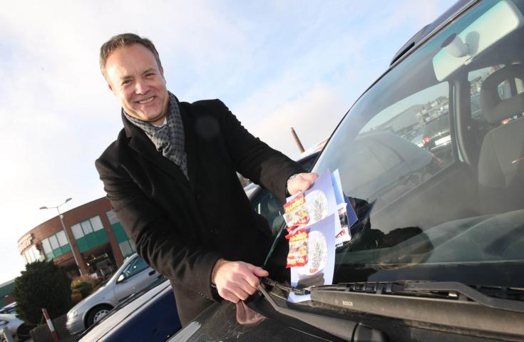 Bürgermeister Peter Koester verteilt "Süße Knöllchen" fürs Parken in der Waldbröler Innenstadt