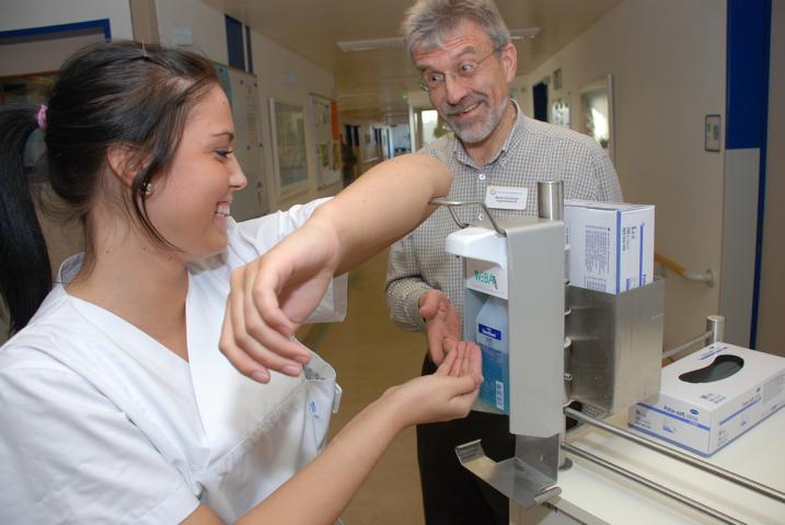 Hygienefachkraft Martin Schwenck erklärt einer Schülerin das richtige Desinfizieren der Hände. (Foto: Klinikum Oberberg)