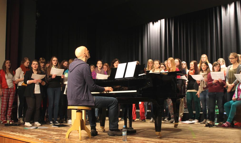Der Schulchor »CANTO« des Hollenberg-Gymnasiums Waldbröl bei ihrem Workshop mit dem Kölner Vocalcoach Prof. Erik Sohn