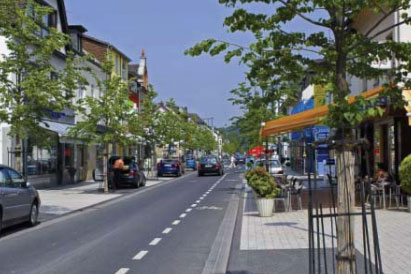 Fotosimulation der Waldbröler Kaiserstraße als Einbahnstraße (Bild: ASS - Architektur Stadtplanung Stadtentwicklung - Hamerla)