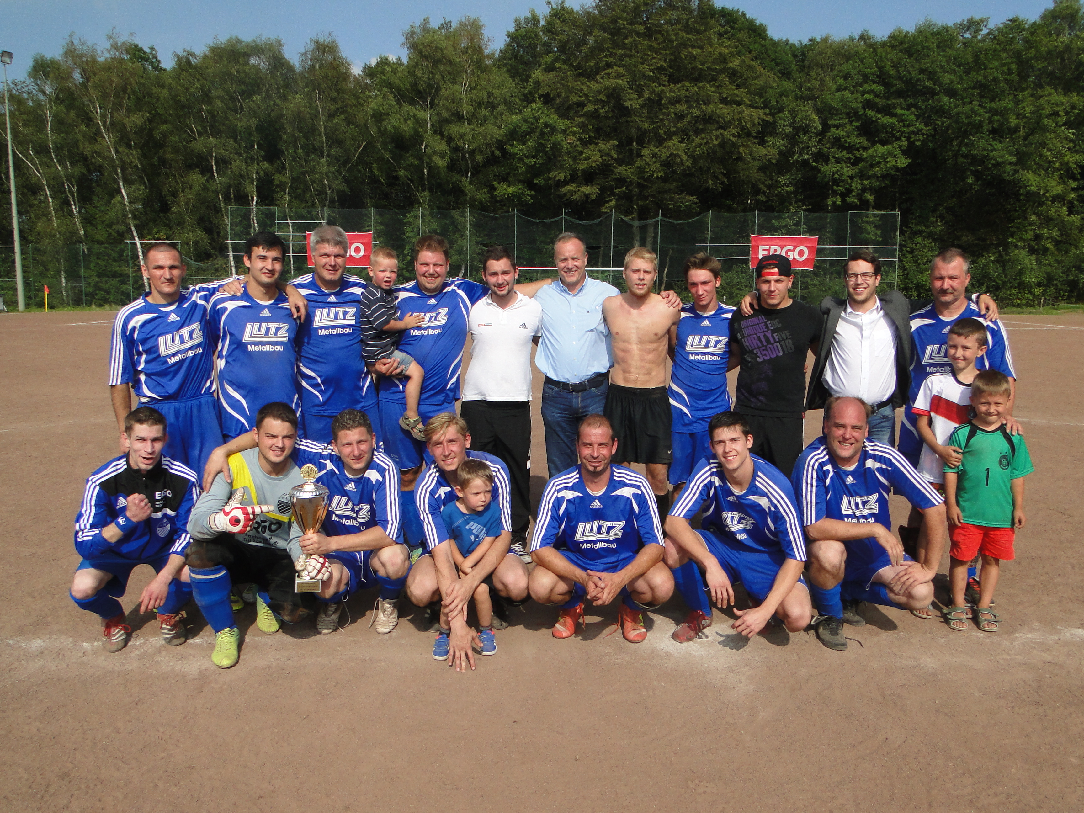 Das Gewinner-Team: Die Mannschaft des SV Hermesdorf II zusammen mit Bürgermeister Peter Koester