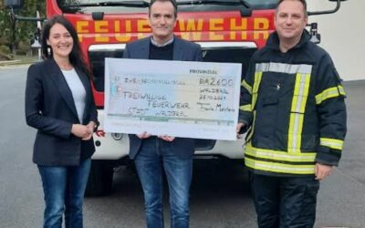 Provinzial Rheinland überreicht Scheck für die Feuerwehr an die Marktstadt Waldbröl