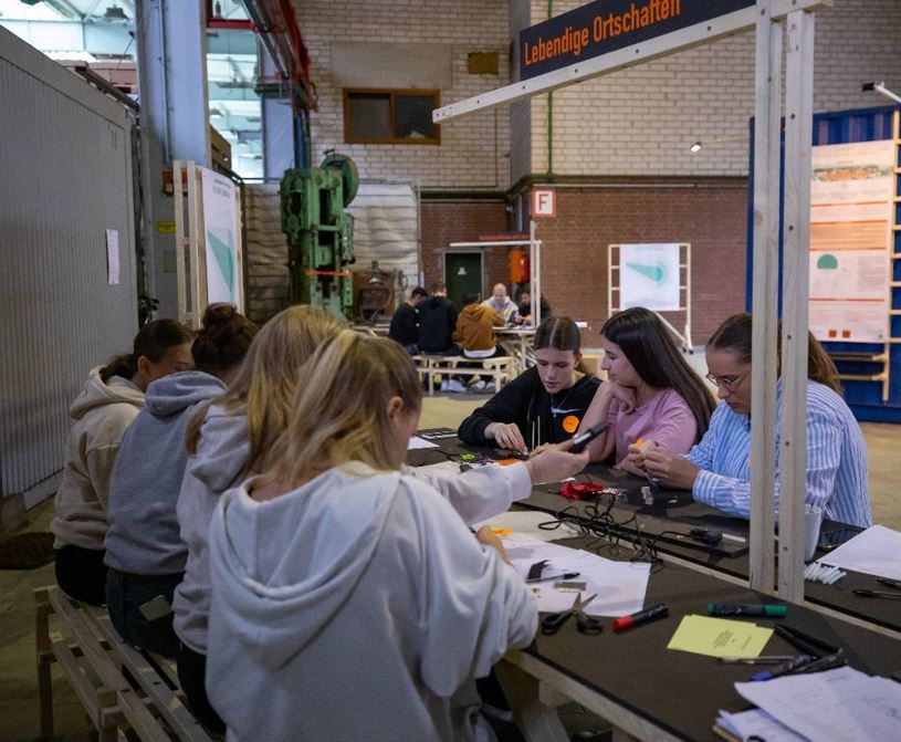 „Fabrik für Zukünfte“: Schüler*innen entwerfen Szenarien für das Leben und Arbeiten auf dem Land