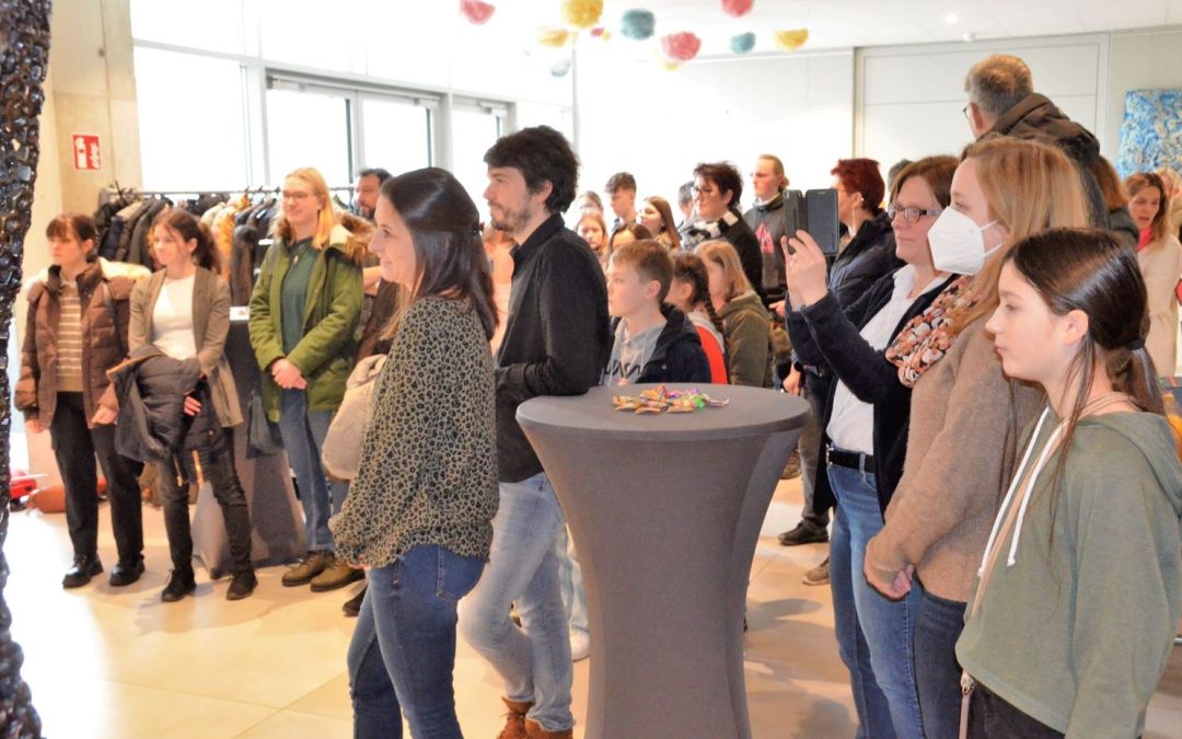 Eröffnung der Kunstausstellung im Foyer des Bürgerdorfs – Schülerinnen und Schüler des HGW präsentieren ihre Werke