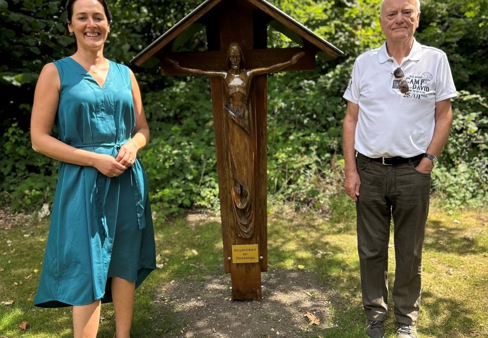 Bürgermeisterin Larissa Weber dankt Herrn Reinhard Grüber für die Überlassung eines Kruzifixes auf dem kommunalen Friedhof in Waldbröl