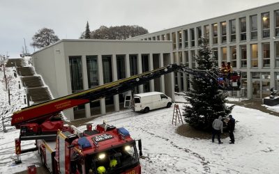 Feuerwehr schmückt Weihnachtsbaum am Rathaus