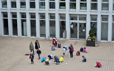 Kindergartengruppe des ev. Kindergartens Wassertropfen verschönert Innenhof des Rathauses